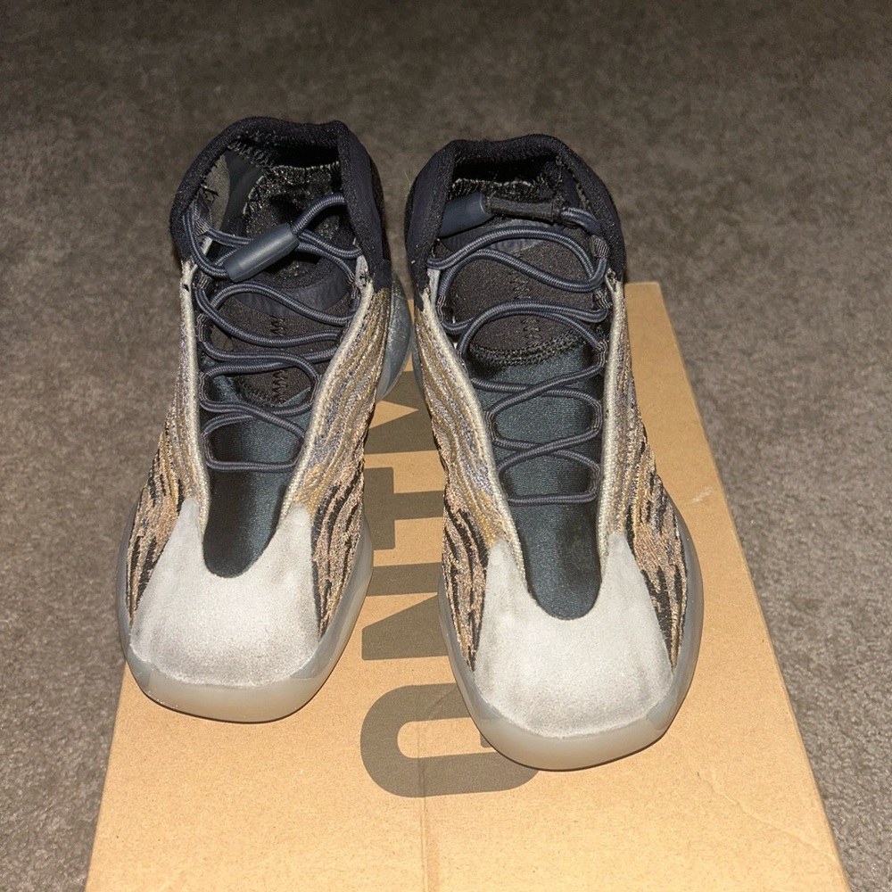 Adidas YZY QNTM Kids Sneakers in Black and Gray